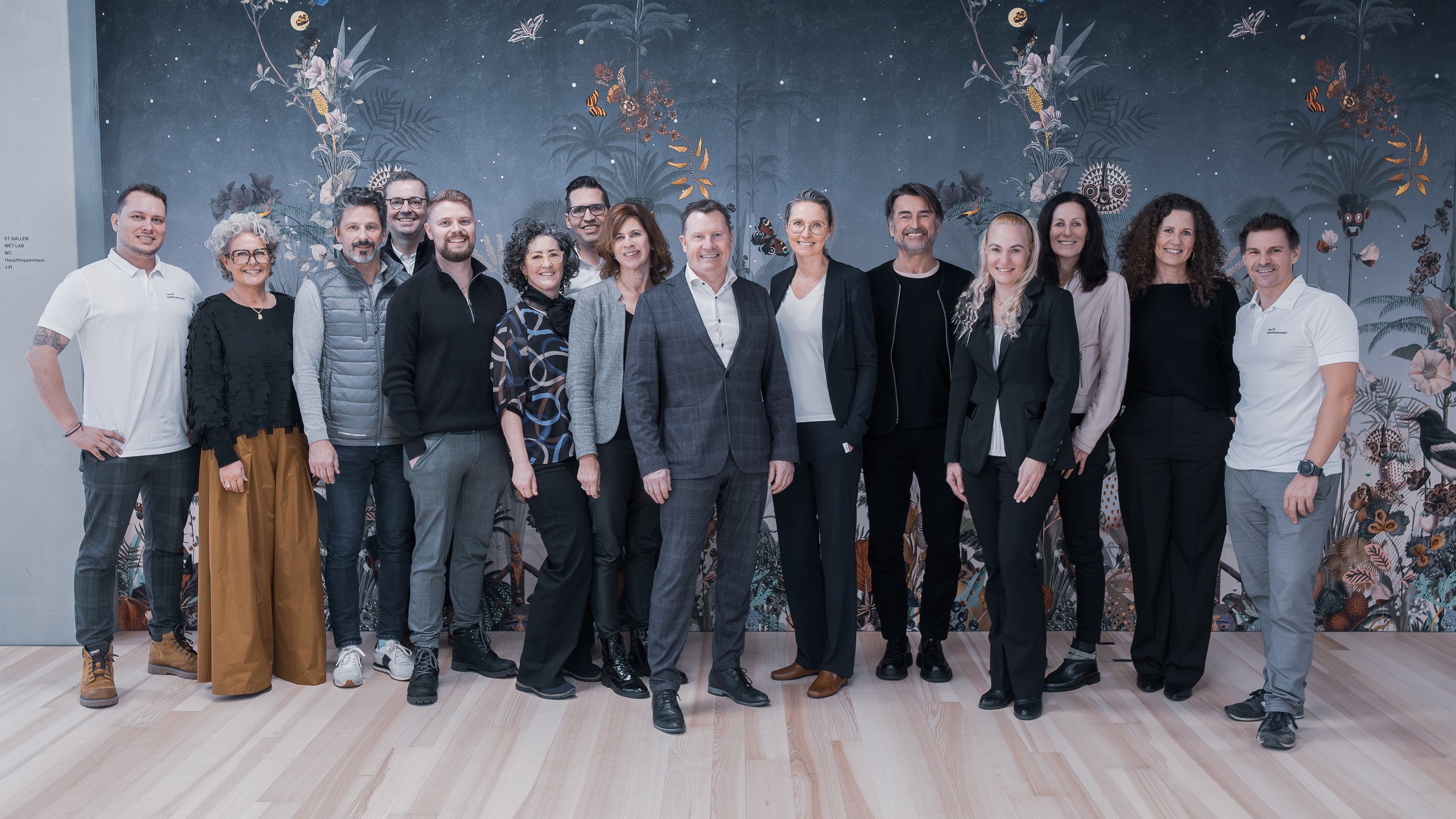 Frontales Teamfoto von Oertli Ophthalmedic Österreich